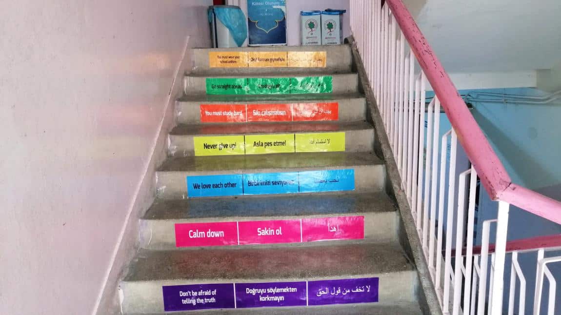 Okul merdiven ve koridorlarına İngilizce ve Arapça dillerinde özgün sözler yazıldı.